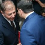 Cemil Tugay, sergiye katılan AKP’li ismi kapıda karşıladı